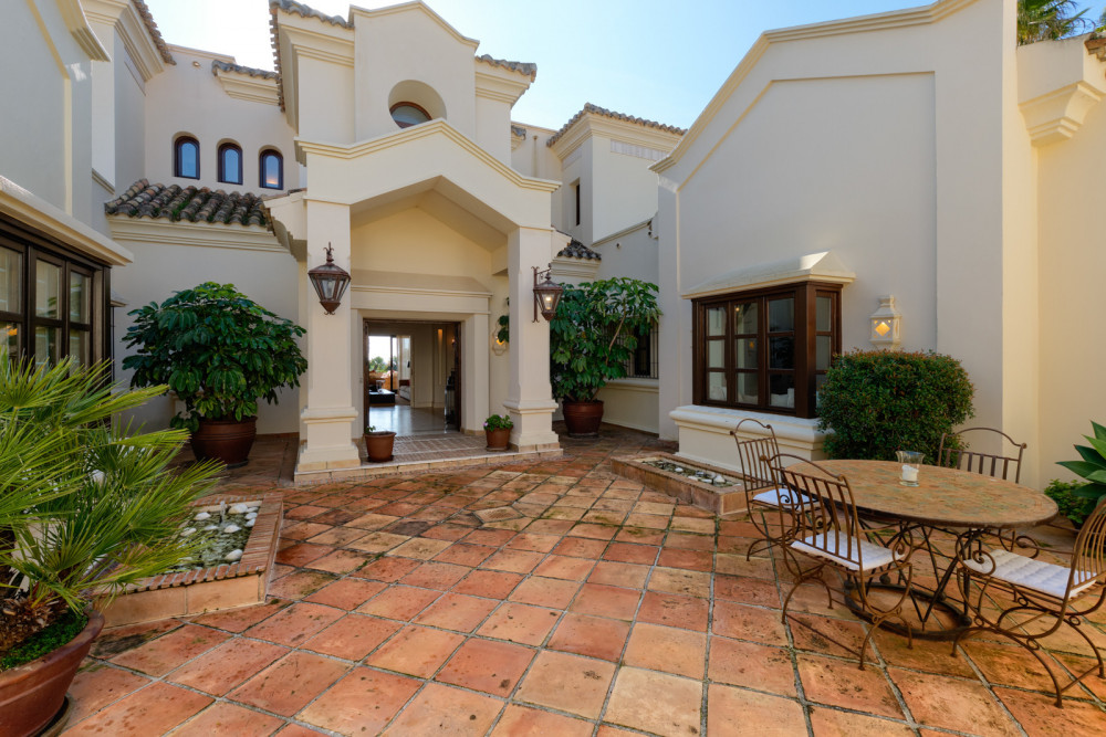 A top quality villa set in Marbella Hill Club. Image 24