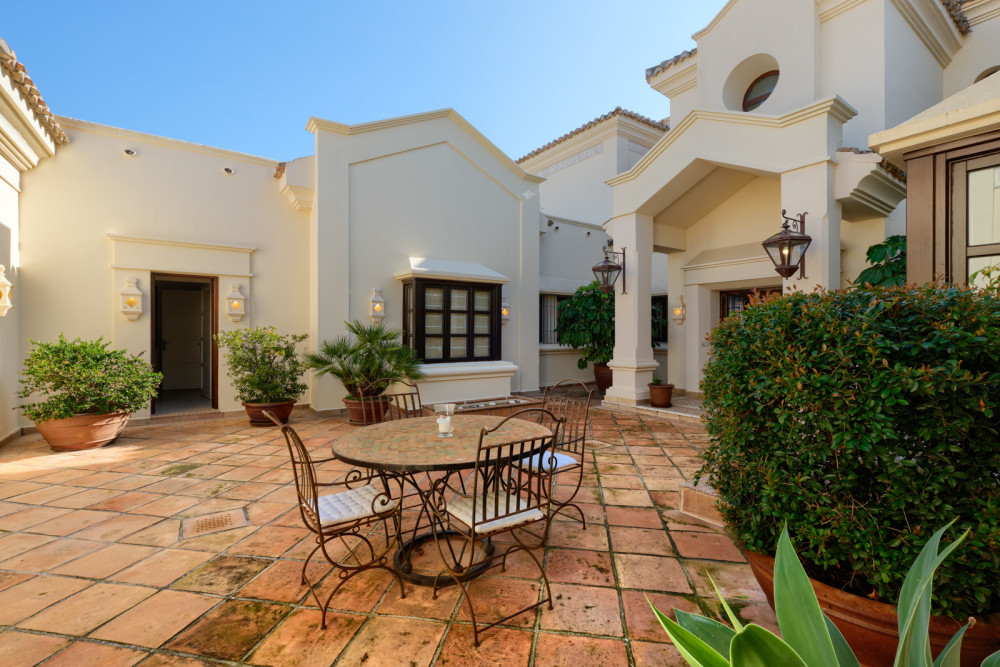 A top quality villa set in Marbella Hill Club. Image 26