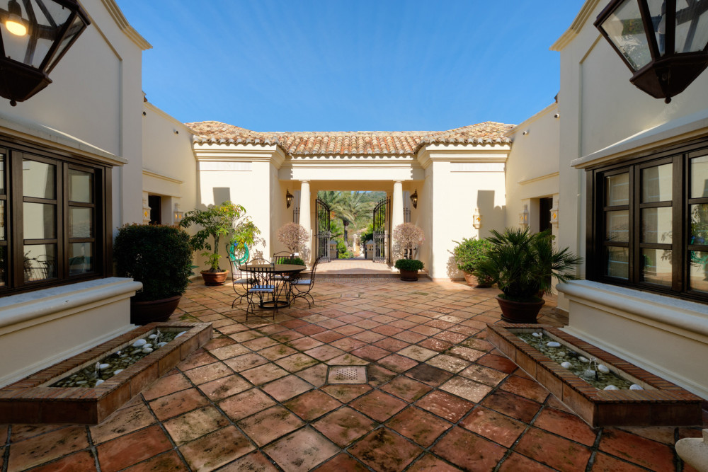 A top quality villa set in Marbella Hill Club. Image 27