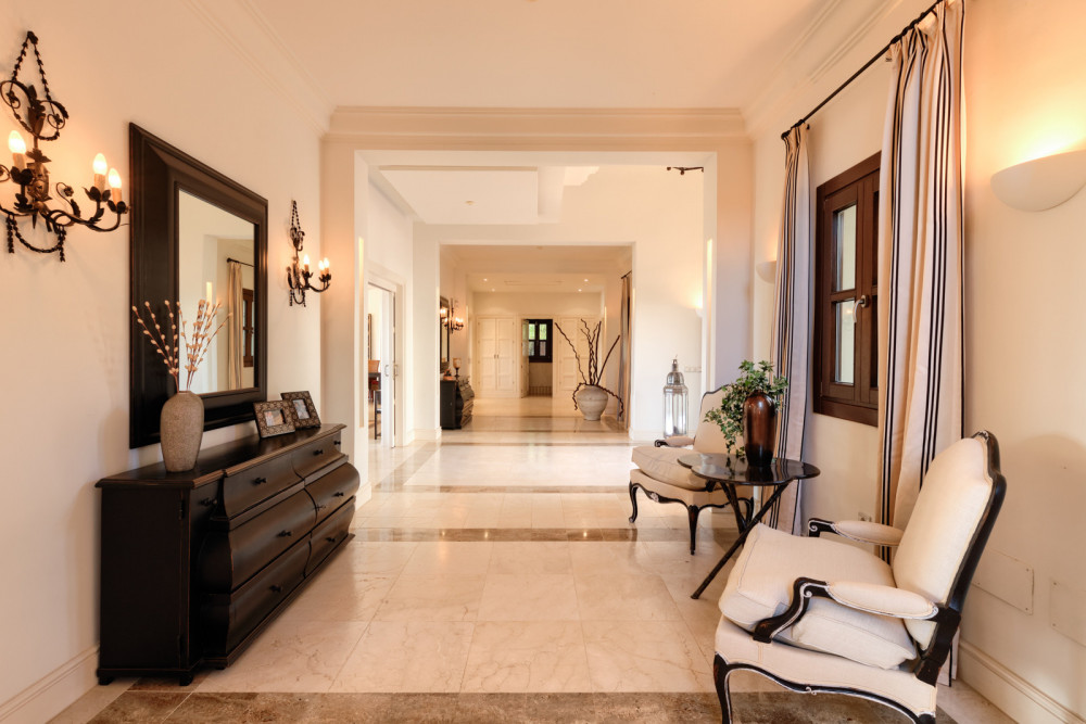 A top quality villa set in Marbella Hill Club. Image 34