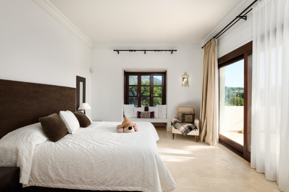 A top quality villa set in Marbella Hill Club. Image 46