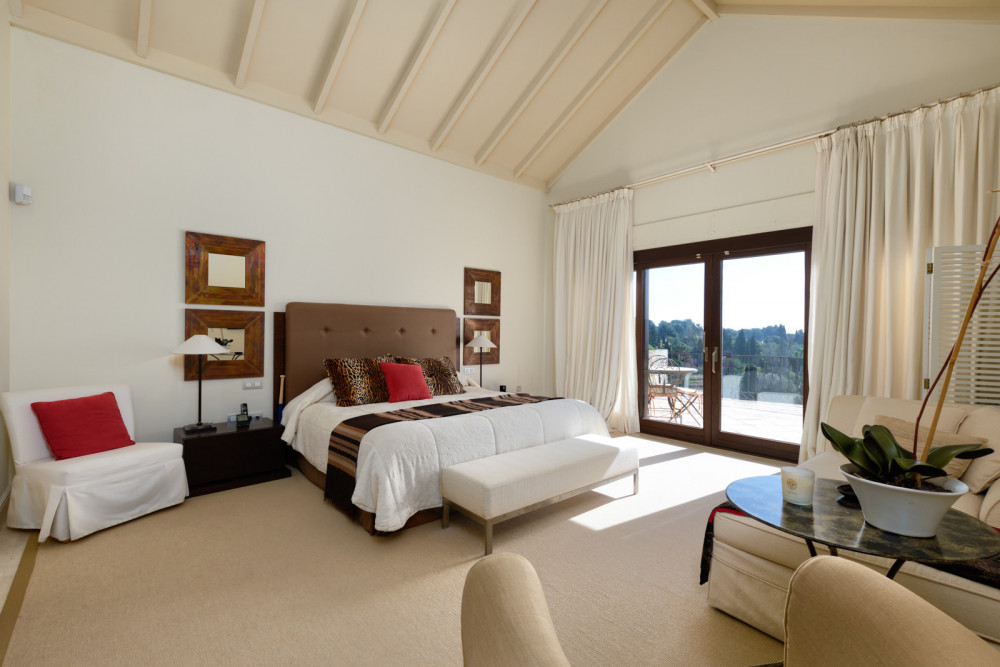 A top quality villa set in Marbella Hill Club. Image 49