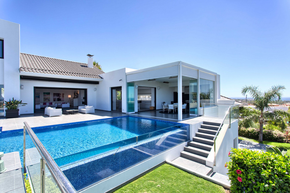Modern villa with spectacular panoramic sea views. Image 2