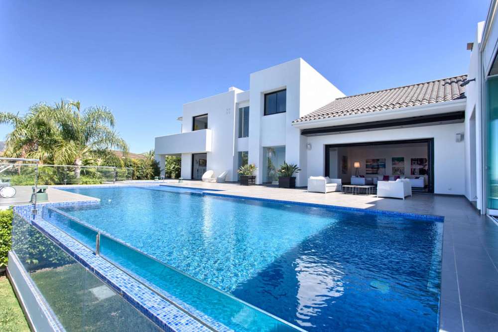 Modern villa with spectacular panoramic sea views. Image 4