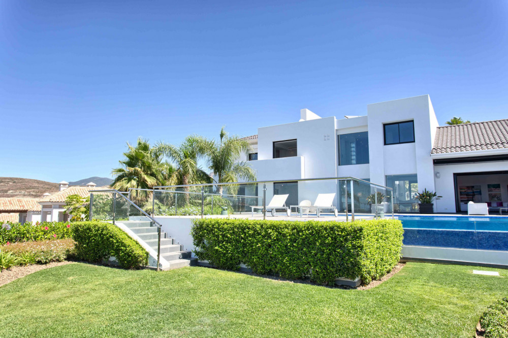 Modern villa with spectacular panoramic sea views. Image 5