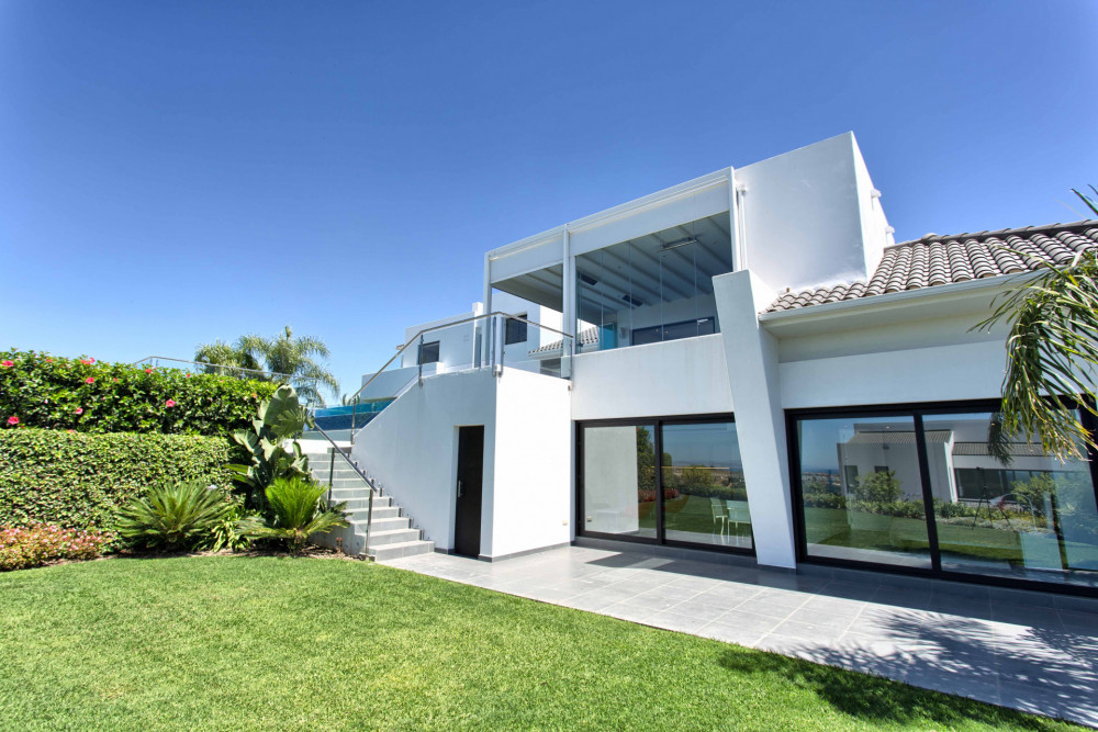 Modern villa with spectacular panoramic sea views. Image 6