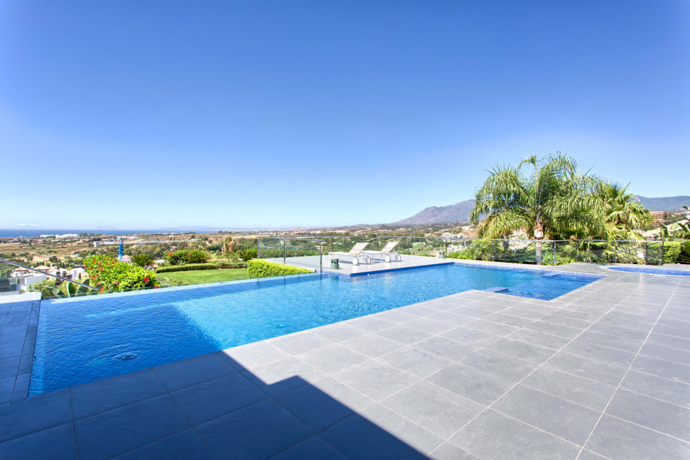Modern villa with spectacular panoramic sea views. Image 7