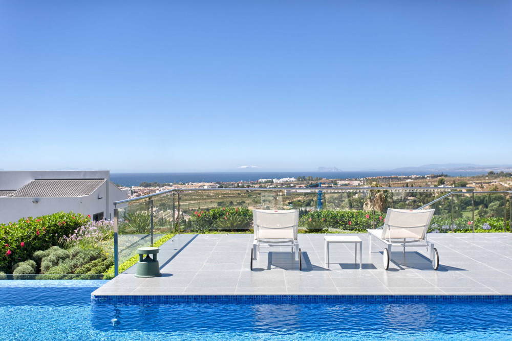Modern villa with spectacular panoramic sea views. Image 8