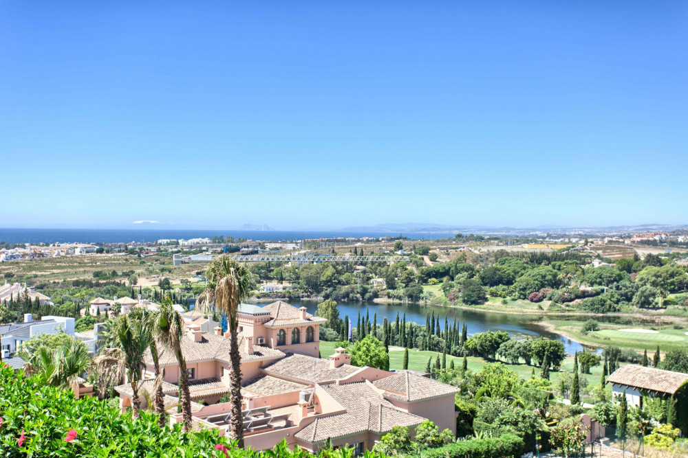 Modern villa with spectacular panoramic sea views. Image 9