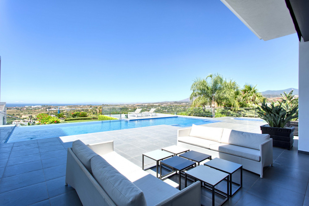Modern villa with spectacular panoramic sea views. Image 11