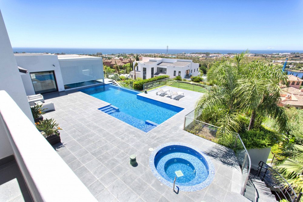 Modern villa with spectacular panoramic sea views. Image 12