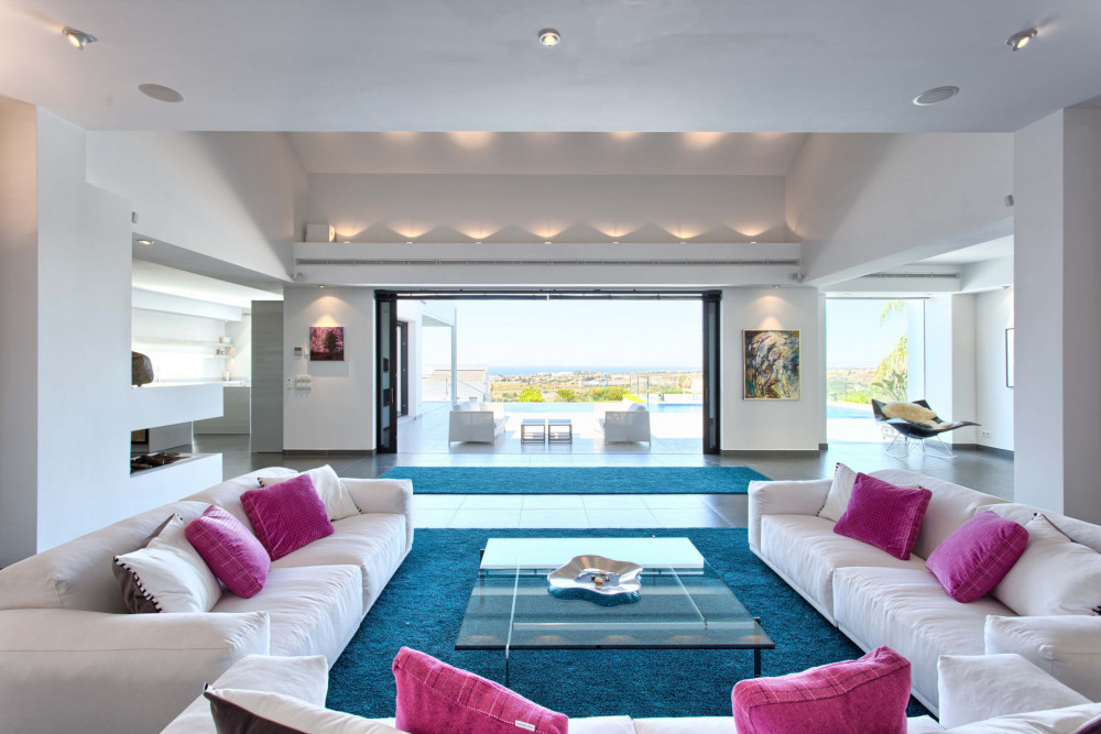 Modern villa with spectacular panoramic sea views. Image 18