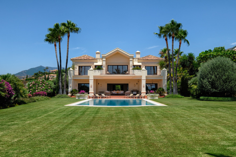 Traditional villa with spectacular views over the coast. Image 3
