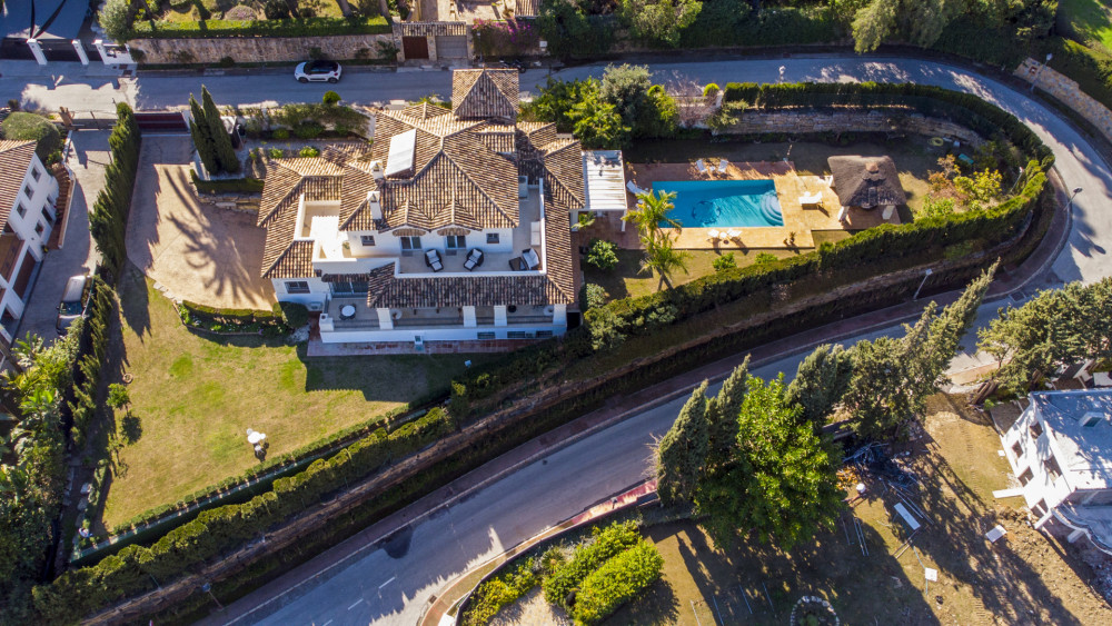 Luxurious Nueva Andalucia villa with views of the Golf Valley and La Concha m... Image 1