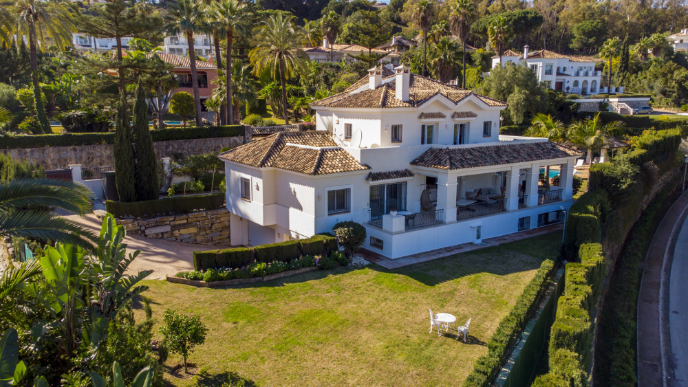 Luxurious Nueva Andalucia villa with views of the Golf Valley and La Concha m... Image 2