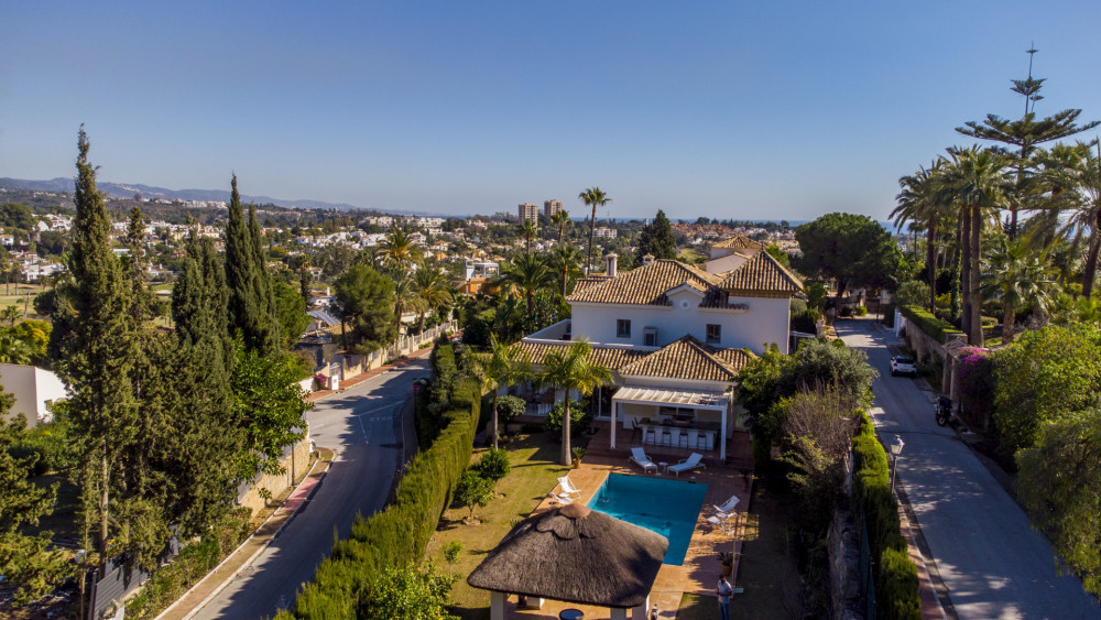 Luxurious Nueva Andalucia villa with views of the Golf Valley and La Concha m... Image 3