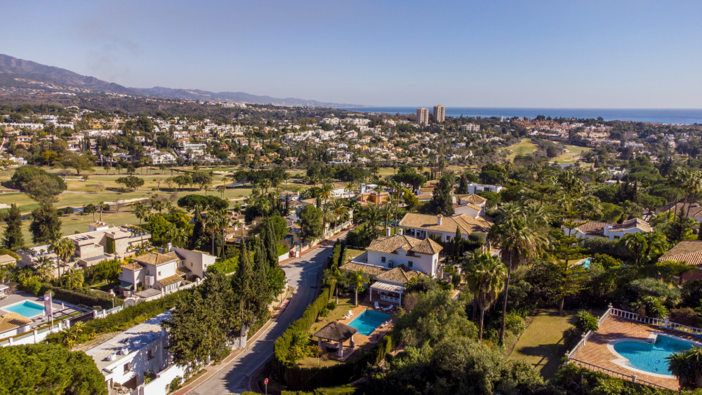 Luxurious Nueva Andalucia villa with views of the Golf Valley and La Concha m... Image 4