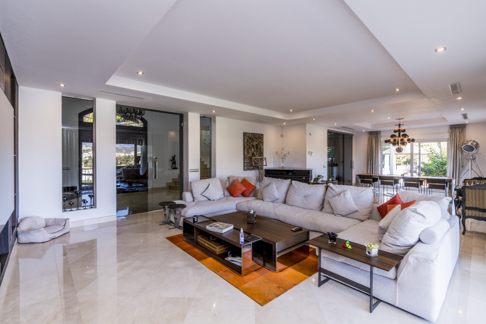 Luxurious Nueva Andalucia villa with views of the Golf Valley and La Concha m... Image 13
