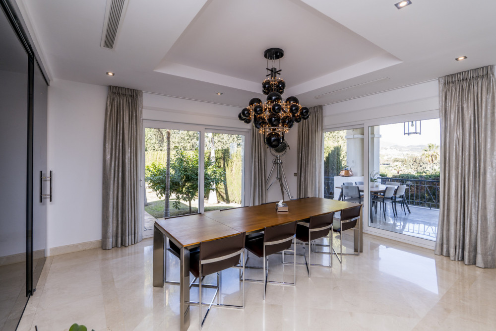 Luxurious Nueva Andalucia villa with views of the Golf Valley and La Concha m... Image 16