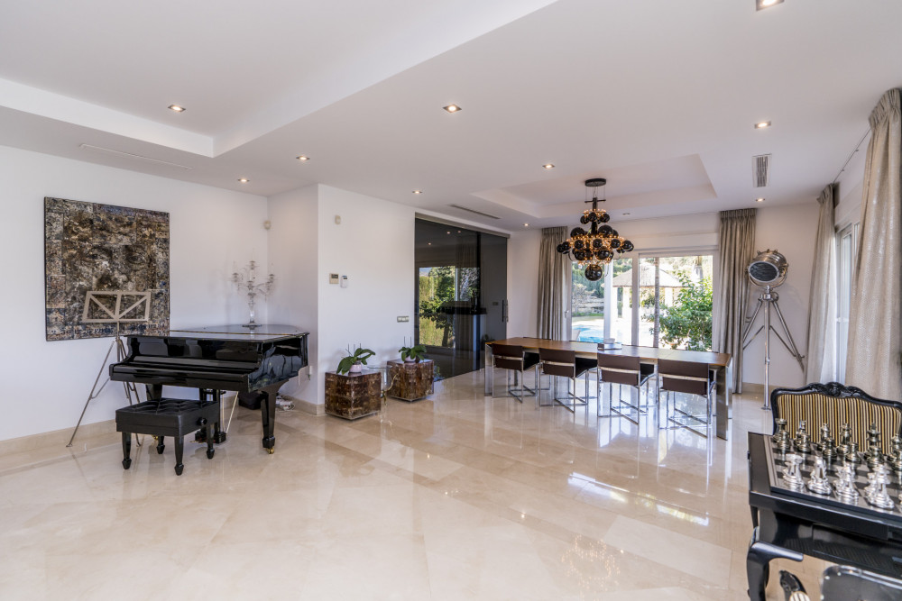 Luxurious Nueva Andalucia villa with views of the Golf Valley and La Concha m... Image 17