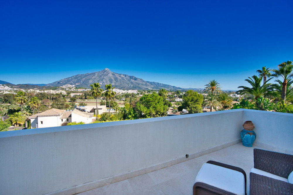 Luxurious Nueva Andalucia villa with views of the Golf Valley and La Concha m... Image 44