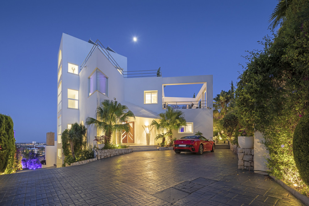Villa in gated community with spectacular sea views Image 1