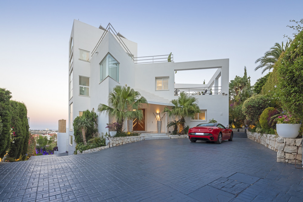 Villa in gated community with spectacular sea views Image 2