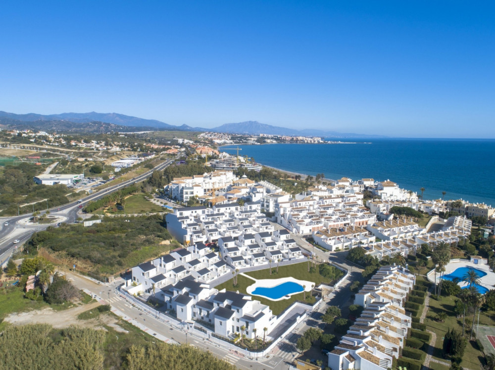 Brand new 2 and 3 bedrooms apartments in Estepona Image 1