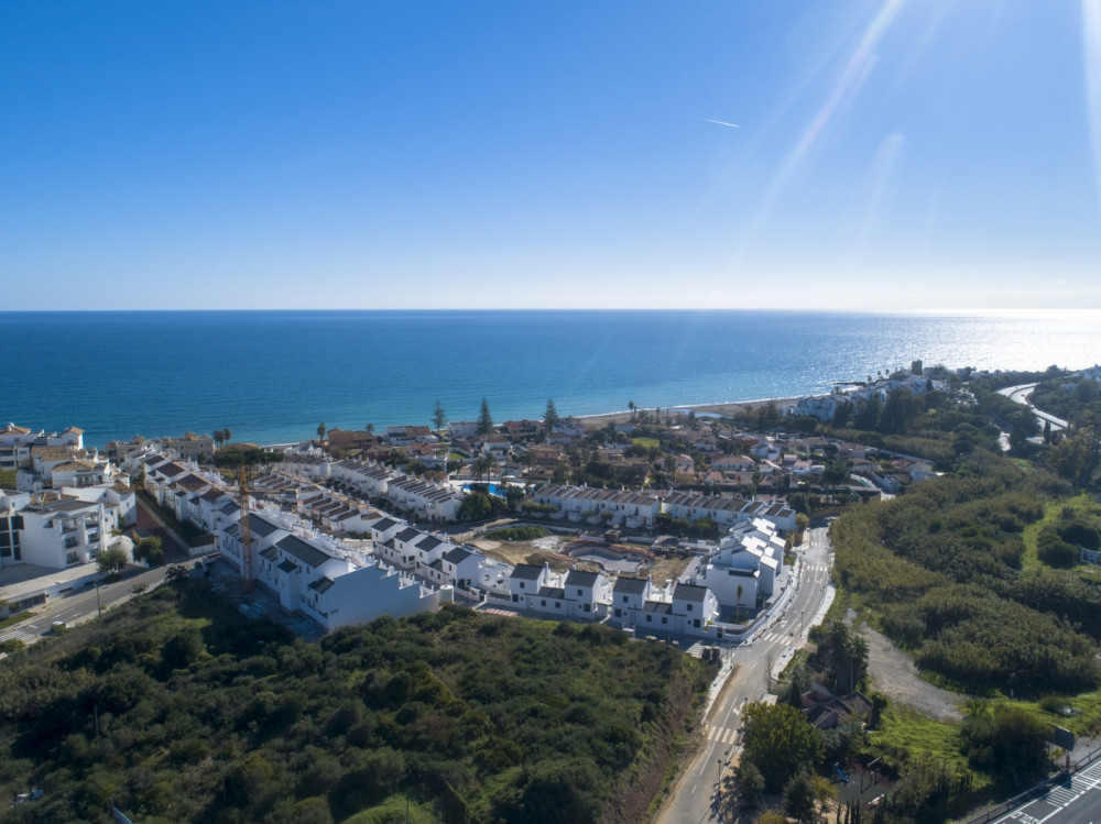 Brand new 2 and 3 bedrooms apartments in Estepona Image 2