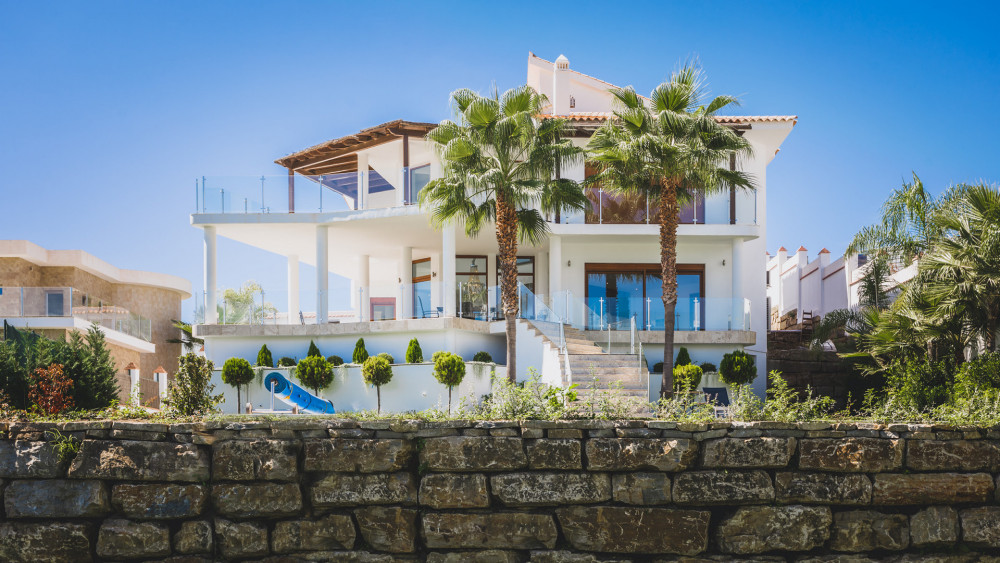 Modern villa with stunning panoramic views Image 1