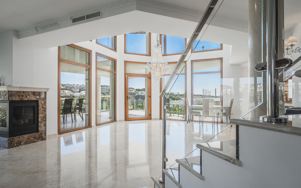 Modern villa with stunning panoramic views Image 5