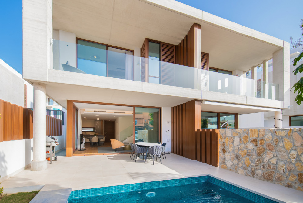 Stunning modern villa with walking distance to the beach and Puente Romano