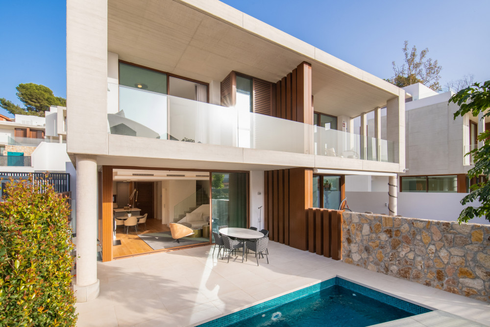 Stunning modern villa with walking distance to the beach and Puente Romano Image 3