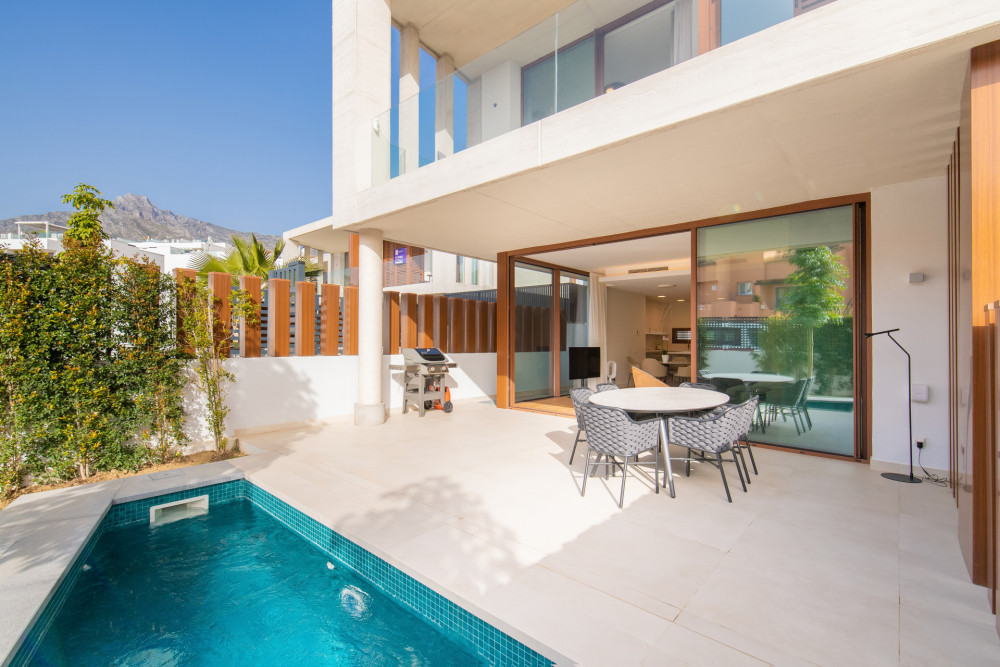 Stunning modern villa with walking distance to the beach and Puente Romano Image 4