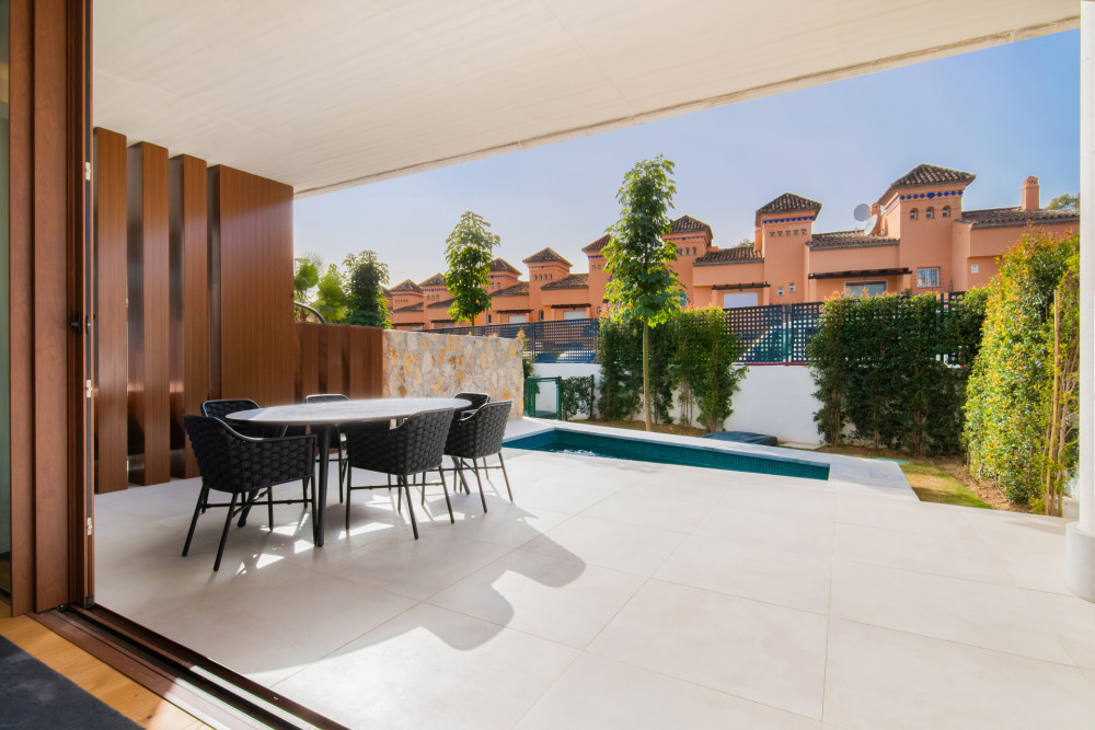 Stunning modern villa with walking distance to the beach and Puente Romano Image 6