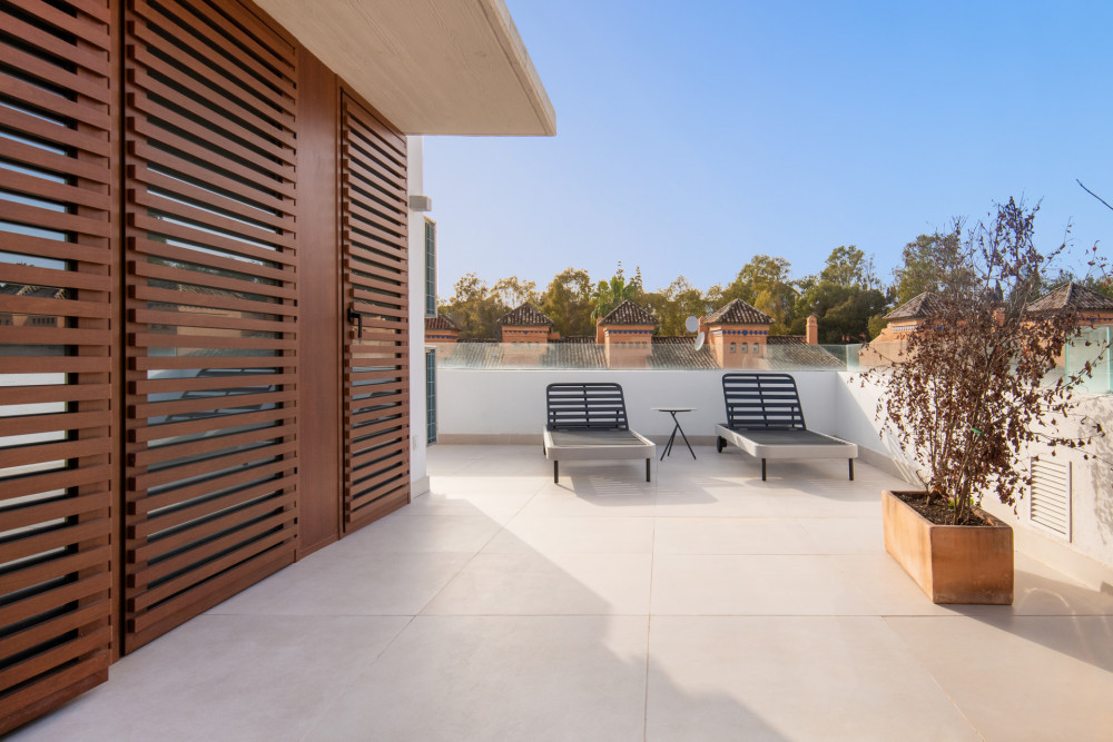 Stunning modern villa with walking distance to the beach and Puente Romano Image 39