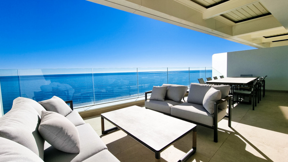 Luxurious 1st line beach penthouse for sale in Estepona, Costa del Sol. Image 2