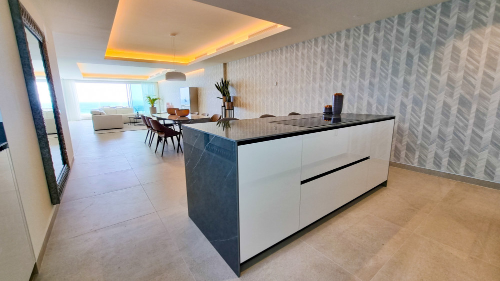 Luxurious 1st line beach penthouse for sale in Estepona, Costa del Sol. Image 19