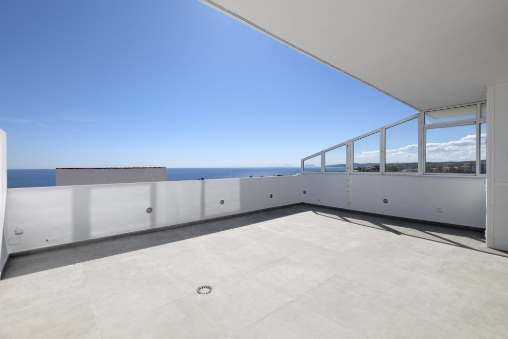 Duplex penthouse on the beachfront in Estepona Image 1