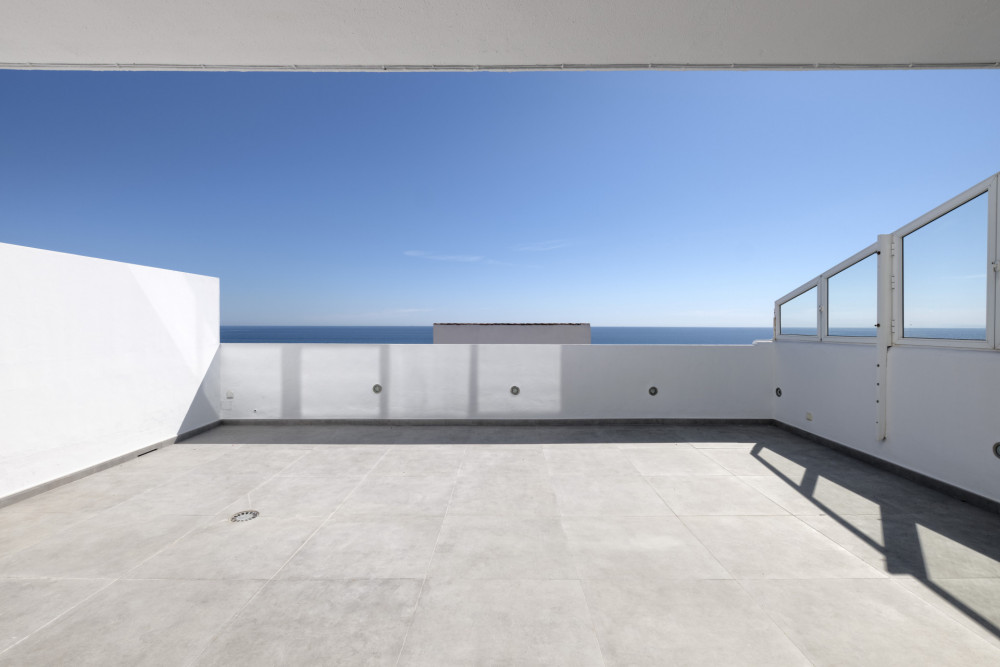 Duplex penthouse on the beachfront in Estepona Image 4