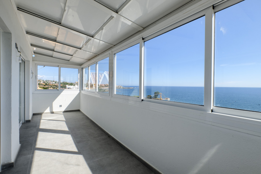 Duplex penthouse on the beachfront in Estepona Image 18
