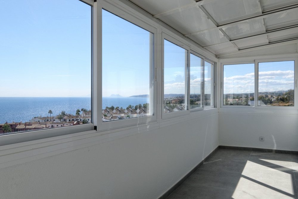 Duplex penthouse on the beachfront in Estepona Image 19