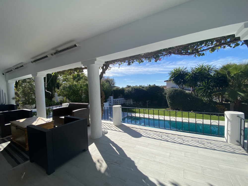 Very pretty bungalow style villa in a good location in Guadalmina Alta! Image 3